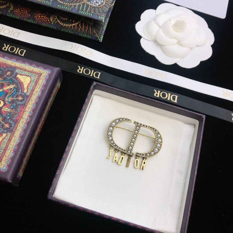 chr1st1an D10r brooches